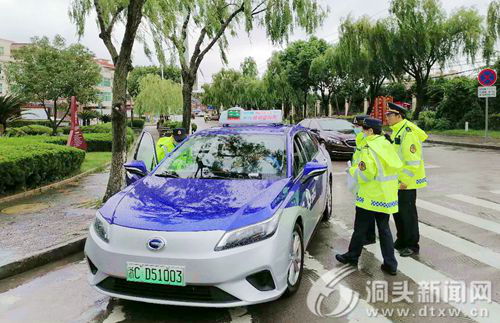 區(qū)交通執(zhí)法隊開展出租汽車市場服務規(guī)范專項整治行動